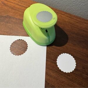 The Paper Studio 1.5 inch Scalloped Circle Paper Punch